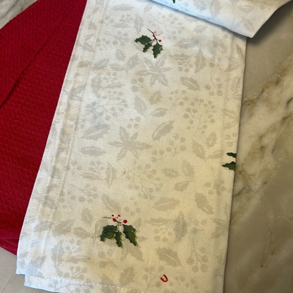 3 Christmas Kitchen Towels, Set of 3,  Mistletoe, NWT - Picture 2 of 10